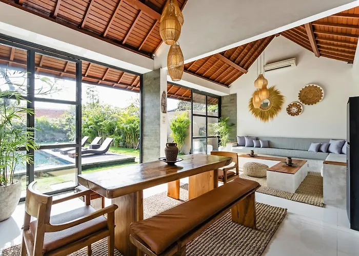 Aruna Batu Bolong Beauty 5 Bed Air/con Living Villa