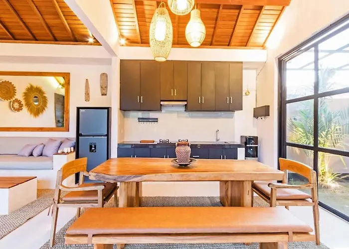 Villa Aruna Batu Bolong Beauty 5 Bed Air/con Living