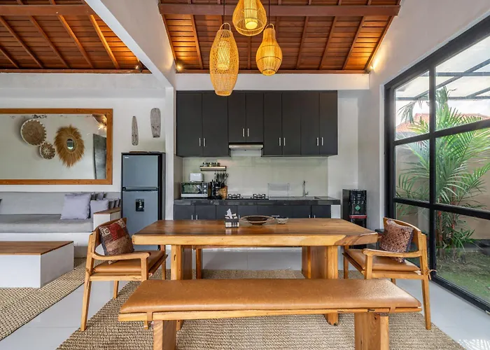 Villa Aruna Batu Bolong Beauty 5 Bed Air/con Living