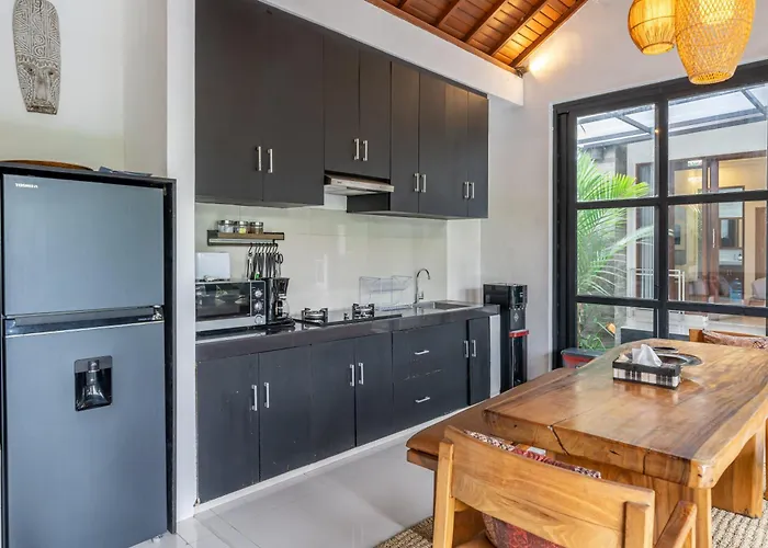 Villa Aruna Batu Bolong Beauty 5 Bed Air/con Living